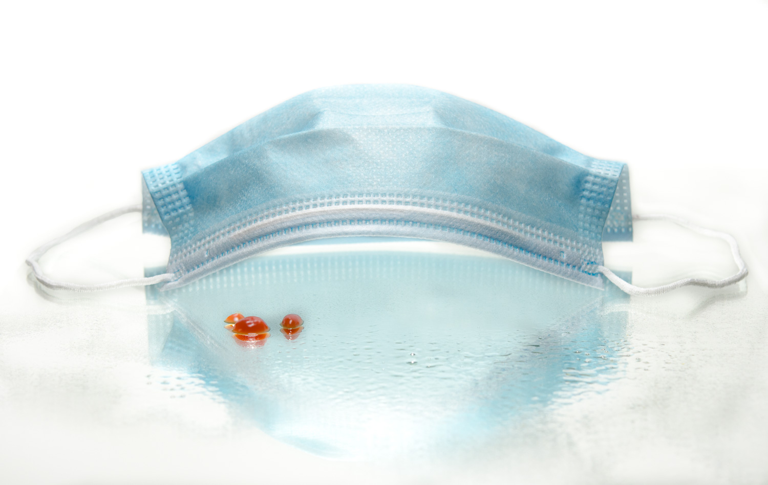 OP-Maske mit Blutstropfen