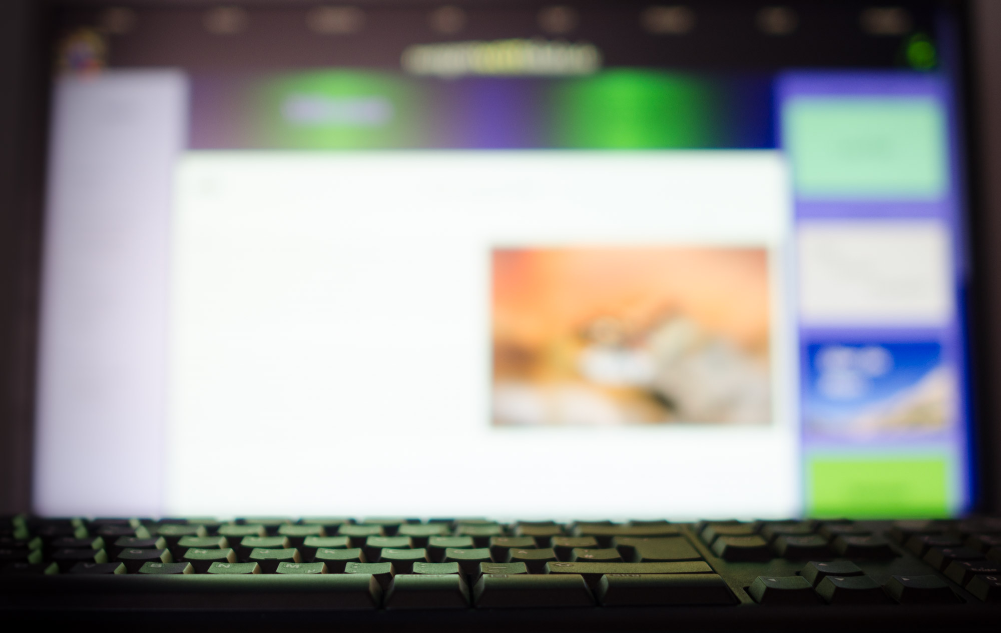 Website mit Tastatur im Vordergrund