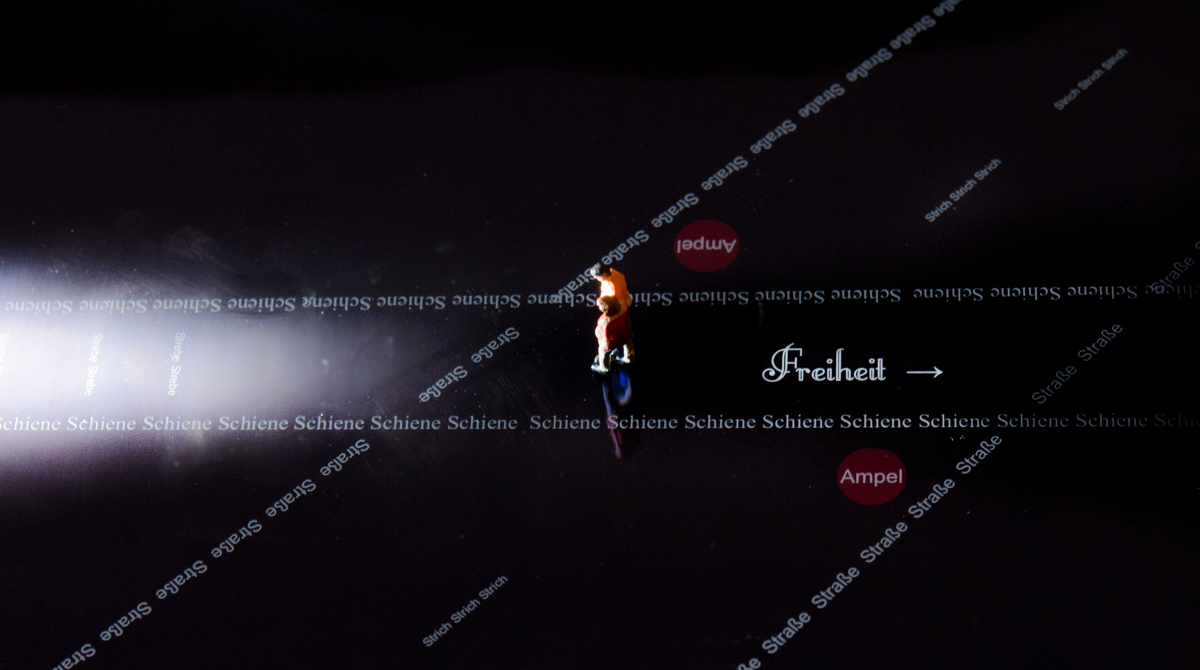 Personen auf Bahnübergang